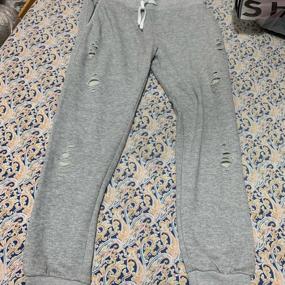 Joggers/Sweatpants with ripped syle
